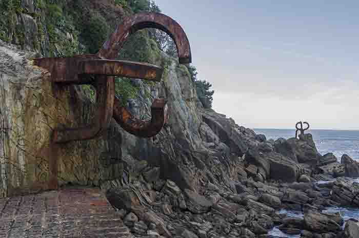 Guipúzcoa - San Sebastián 122 - escultura El Peine del Viento.jpg